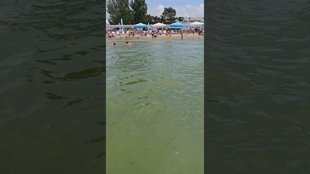 #Анапа, жаркая погода в воскресенье 23 июля 2023 г. +28C на песчаном пляже, вода в море теплая +25C смотреть онлайн