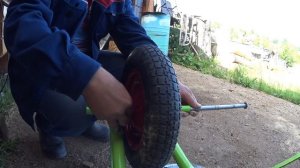 Переделка садовой тачки / с двух колес на одно