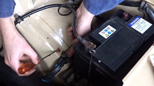 Winter Checklist item 6 - Accu (how to check battery condition Volvo 240 242 244 245 260 264 265) смотреть онлайн