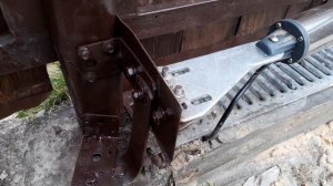 Меняем старые ворота из профлиста на новые.