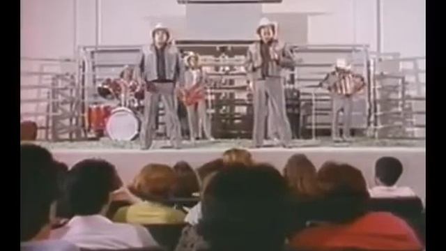 Luis y Julián - Troncos y Palos Gruesos. смотреть онлайн