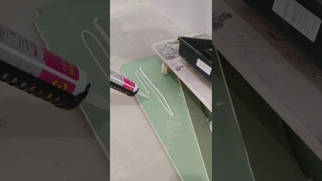 Пистолет для герметика на батарейках Deko. смотреть онлайн