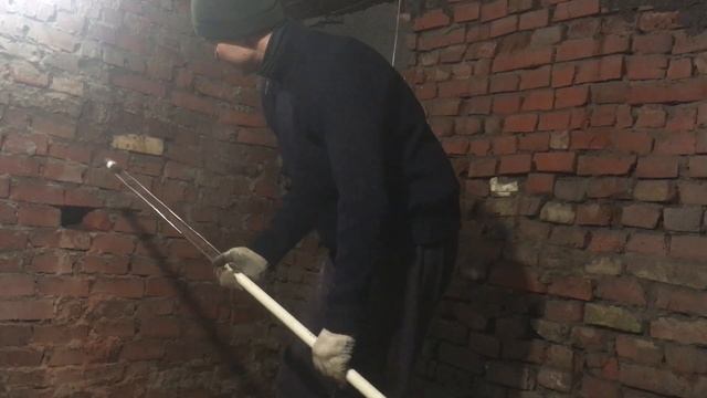 Прошёл 4,5 метра ударным буром горизонтально под землей. смотреть онлайн