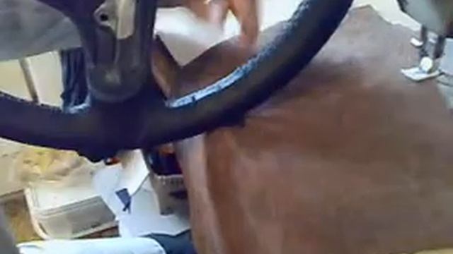 Тапициране на волан с естествена кожа Steering wheel upholstery with genuine leather смотреть онлайн