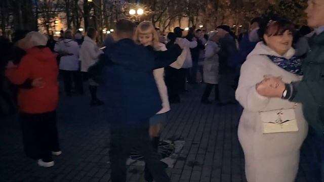 5.11.23г..."Стоп,Стоп, Стоп Музыка"... Пётр Сотник... в Гомельском парке Луначарского. смотреть онлайн