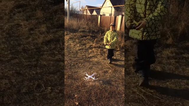 Запускаем квадрокоптер.Игрушка из Детского мира. смотреть онлайн