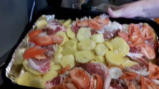 Мясо с картошкой из духовки и вкусный салат смотреть онлайн