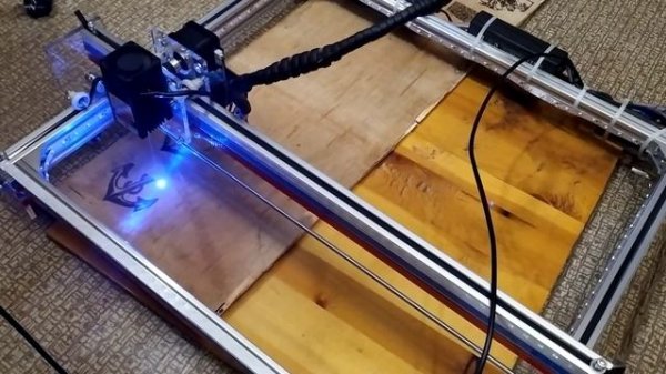 лазерный гравёр в работе