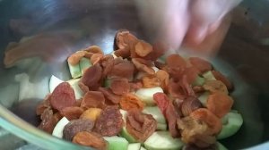 Компот из кураги и яблок.