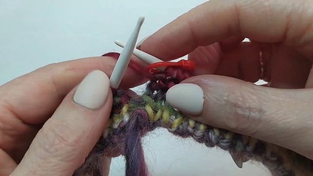 Как связать шапку по кругу ? из толстой пряжи авторским узором Шишки хмеля. Теплая зимняя шапка. смотреть онлайн