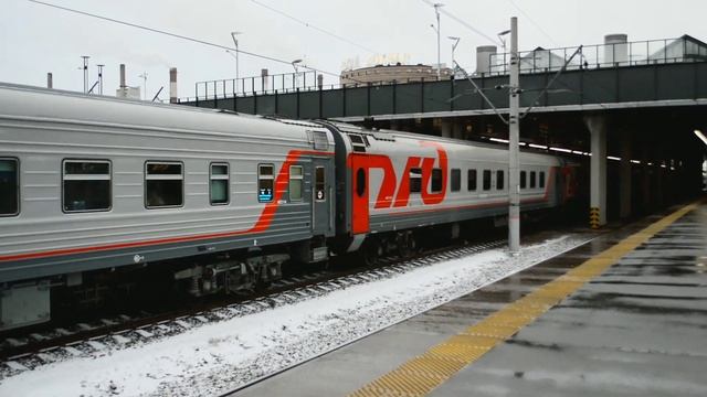 Электровоз (Теремок) ЧС2Т-987 с пассажирским поездом на станции Дача Долгорукова смотреть онлайн