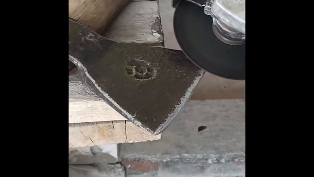 НЕ ВЫБРАСЫВАЙ СТАРЫЙ РЖАВЫЙ ТОПОР | привожу в порядок топор 1976 года найденый в сарае смотреть онлайн