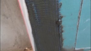 Укладка плитки в ванной. Облицовка короба с тремя гранями.