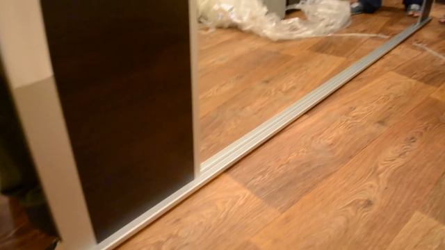 Шкаф купе. Кривой Рог. Установка дверей-купе у заказчика. смотреть онлайн