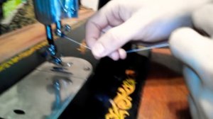 Как правильно заправить нитку на швейную машинку.