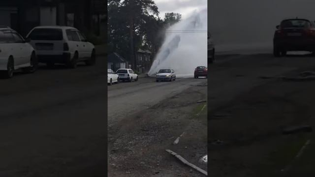 В Бийске на улице Разина появился "гейзер" смотреть онлайн