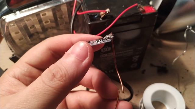 Переделка светодиодного фонарика замена дохлого тяжёлого аккумулятора на литий-ионный с телефона смотреть онлайн