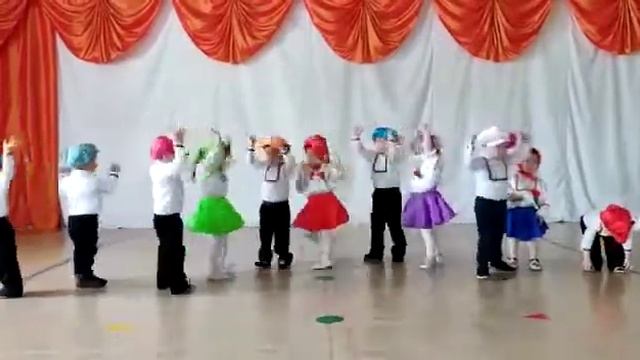 Детский танец "Пальчики - ручки" - Младшая группа танцевального коллектива " Кун бытархайа" смотреть онлайн