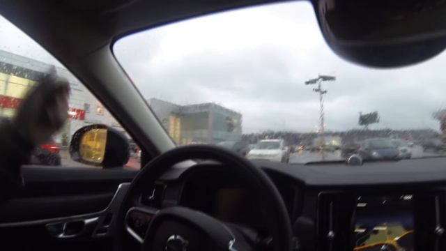 Volvo V90 Cross Country репортаж с премьеры в автосалоне (Вольво В90 КроссКантри) смотреть онлайн