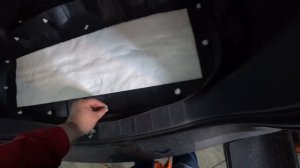 Как разобрать заднюю дверь багажника на Мицубиси Аутлендер 3