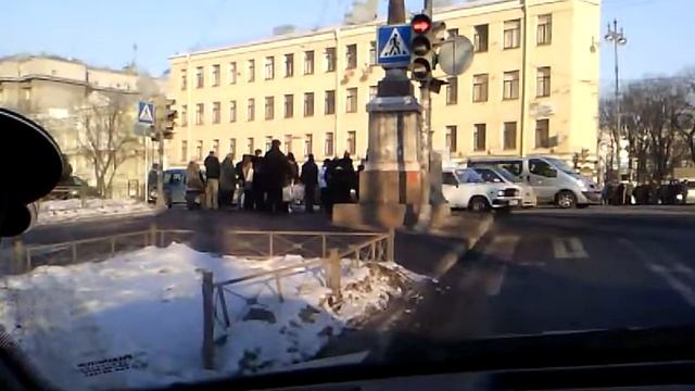 Мужик с тележкой на пешеходном переходе смотреть онлайн