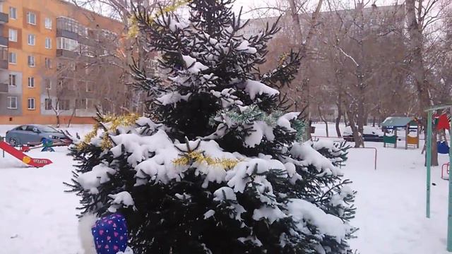Украшаем елку перед домом смотреть онлайн