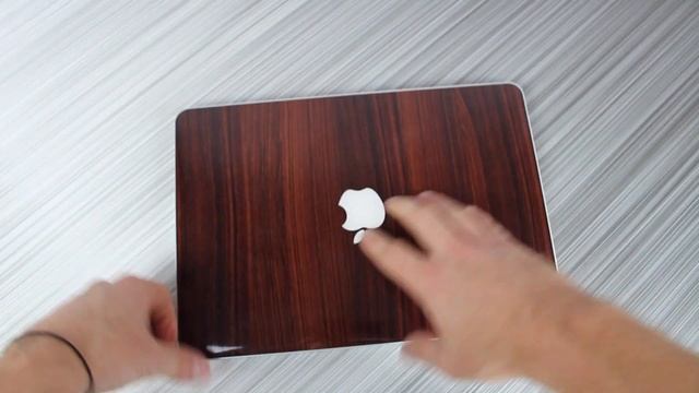 Walnut Wood Skin on the MacBook Pro 13" with Retina Display - Design Skinz смотреть онлайн