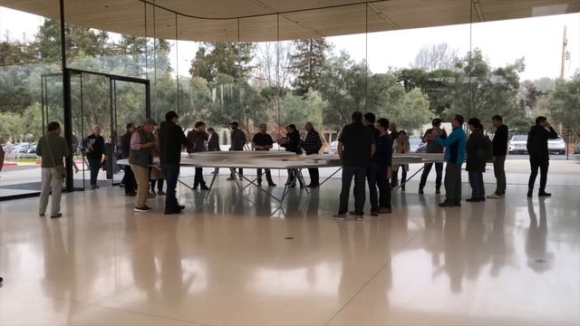 В гостях у Apple и Тима Кука (снято на iPhone X) смотреть онлайн