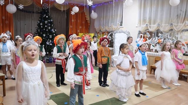 Новогодний утренник в детском саду! Дети поют лучше чем Бузова! смотреть онлайн