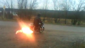 Вот что будет если залить бензин в глушитель мопеда альфа.)