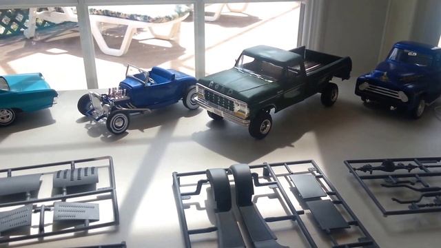 32 Ford Five Window Engine Paint and Interior paint started смотреть онлайн