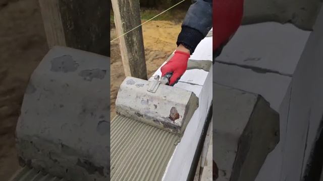 Нанесение клея на газоблок с помощью ковша смотреть онлайн