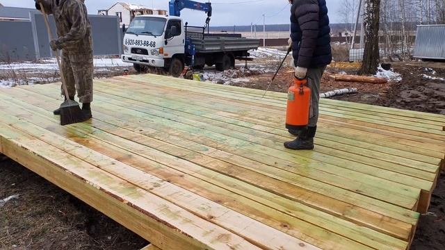 Деревянные сваи. Дом на сваях. Деревянный фундамент для дома. Курьи ножки смотреть онлайн