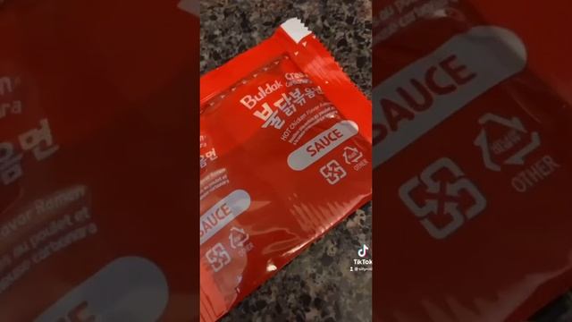 NEW Samyang Buldak Cream Carbonara Spicy Noodle in Canada! смотреть онлайн