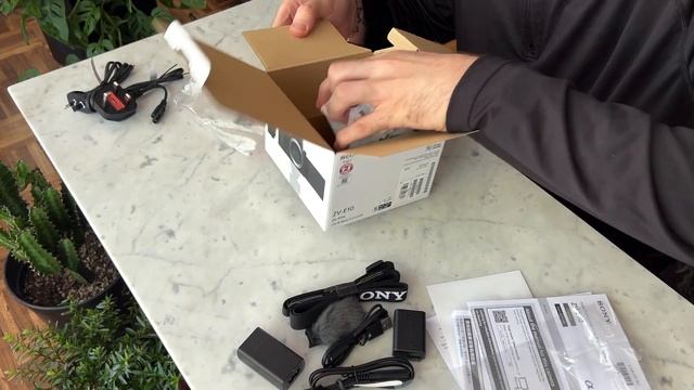 Unboxing the affordable Sony APS-C camera. смотреть онлайн