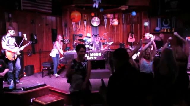 Howl at the Moon Classic Cover смотреть онлайн