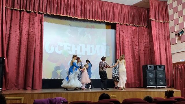 Танец полька Тройка или полька Бабочка на сцене Осенний бал смотреть онлайн