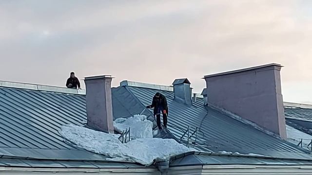 Очистка крыши от снега горячей водой. смотреть онлайн