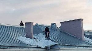 Очистка крыши от снега горячей водой.