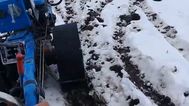 на что способен мотоблок по мокрому снегу / прицеп с дровами смотреть онлайн
