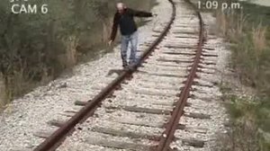 Мужика сбил поезд