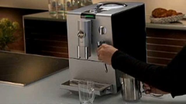 Making Milk Based Drinks with the Jura Capresso ENA 5 смотреть онлайн