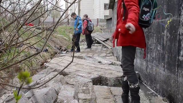 На заброшенной стройке в Звенигороде дети играют в опасные игры смотреть онлайн