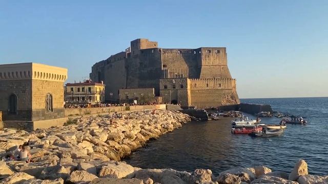 Кастель-дель-Ово (Castel dell’Ovo), Неаполь, Италия смотреть онлайн