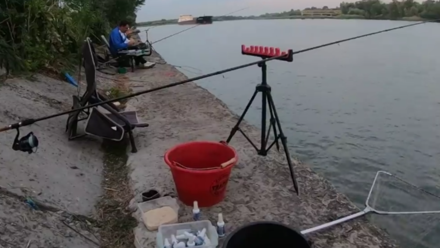 БЕШЕННЫЙ КЛЕВ. НОЧНОЙ ВЫХОД ЛЕЩА. ОТЛИЧНАЯ КОМПАНИЯ. смотреть онлайн