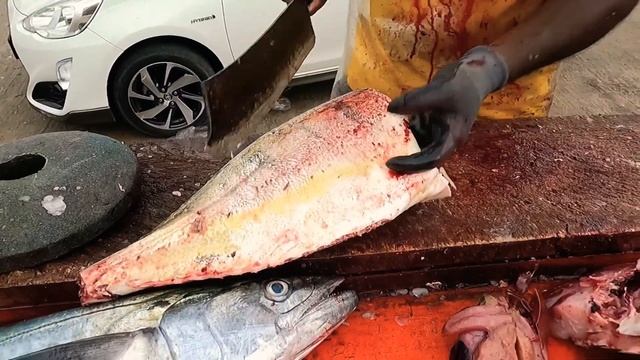 GOLDEN TREVALLY FISH CUTTING SKILL | SRI LANKA NEGAMBO MARKET | කබරා смотреть онлайн