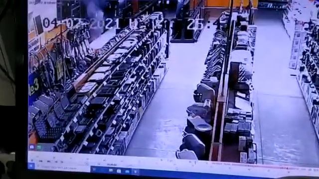 Момент возгорания в магазине бытовой техники в Иркутске смотреть онлайн