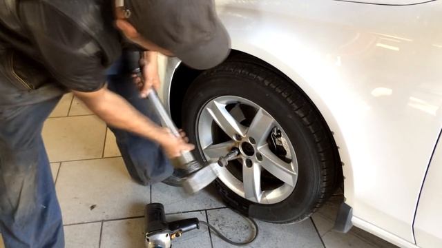 Как открутить зализанный болт колеса смотреть онлайн