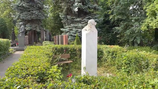 Новодевичье кладбище 2021: могилы знаменитостей смотреть онлайн