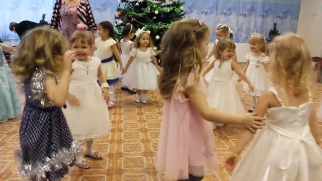 Утренник Новый Год 2018. Малыши снежинки. смотреть онлайн
